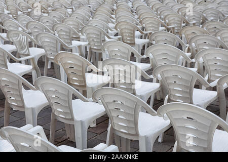 Dans la rangée de chaises en plastique blanc pour les visiteurs d'attente stand Banque D'Images