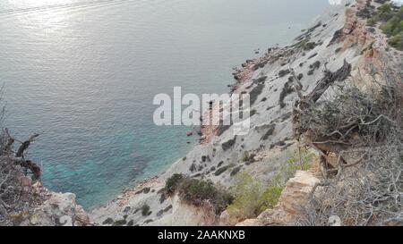 Panorama de l'eau de la mer des Baléares vu de la haute falaise de Cala d'Hort à Ibiza, en face de l'île magique de Es Vedra en Espagne Banque D'Images