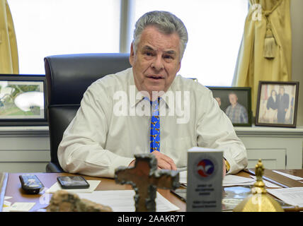 Washington, District de Columbia, Etats-Unis. 14Th Nov, 2019. Représentant des États-Unis Peter T. roi (républicain de New York) est interviewé dans son bureau de la colline du Capitole à Washington, DC le Jeudi, Novembre 14, 2019 Credit : Ron Sachs/CNP/ZUMA/Alamy Fil Live News Banque D'Images