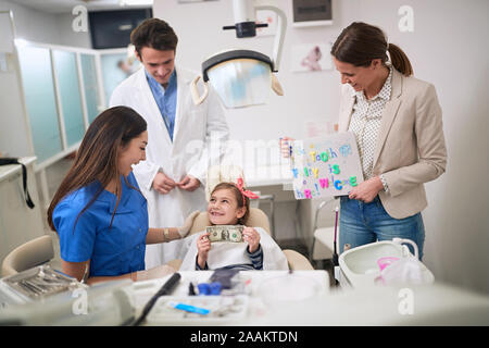 Les dents de bébé. La perte de sa fille dentiste patient dans Bureau du dentiste Banque D'Images