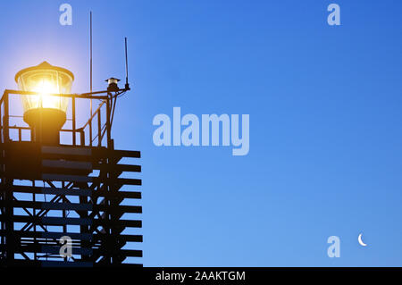 Le phare sur la côte de la mer Noire, l'Ukraine. Banque D'Images