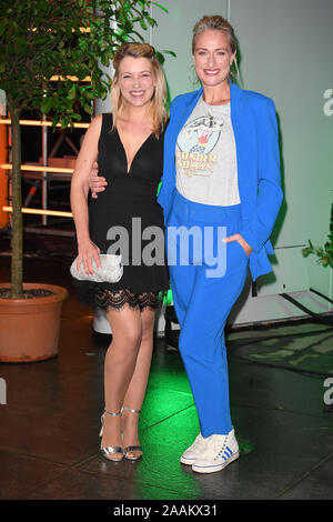 Berlin, Allemagne. 22 Nov, 2019. Iris Mareike Steen (l) et Eva Mona Rodekirchen assister à l'International Music Award (IMA). Le nouveau Prix de la culture pop de l'Axel Springer Media House honore les artistes pour leur attitude et d'innovation. Credit : Britta Pedersen/dpa-Zentralbild/dpa/Alamy Live News Banque D'Images