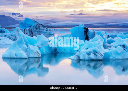 Lagon jökulsárlón au soleil de minuit, l'Islande Banque D'Images