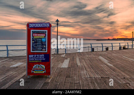 Coucher du soleil vu de la jetée de Clacton, Clacton On Sea, Essex, Royaume-Uni. Banque D'Images