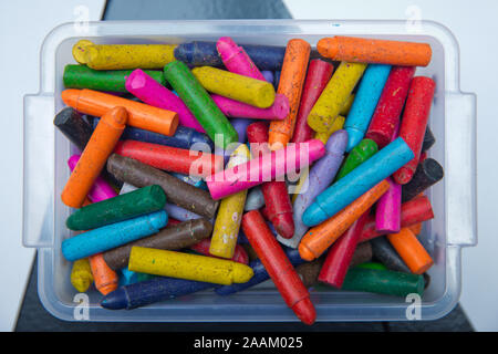 Des crayons sur la table. Gamme de couleurs bois Montessori . crayon et papier photos sur la table, thème coloré, papier peint thème dessin Banque D'Images