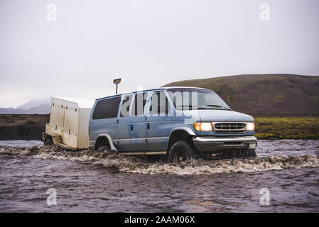 Véhicule hors route rouler dans l'eau, Landmannalaugar, Islande Banque D'Images
