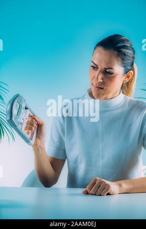 Woman using digital poignée banc et smart phone. Banque D'Images