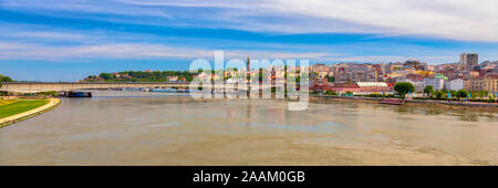 Belgrade, la capitale de la Serbie. Vue panoramique sur le vieux centre-ville historique avec Branko's bridge sur la rivière Sava. Droit Banque D'Images