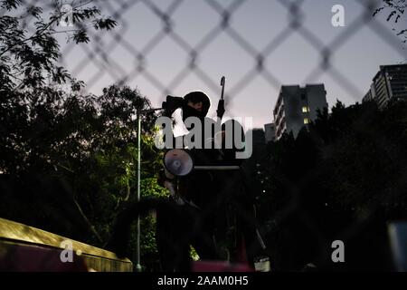 Novembre 15, 2019, Hong Kong, Chine : un manifestant à l'aide de jumelles pour observer Tolo route à partir d'un tour de garde lors de la manifestation..Après une semaine de grève et affrontements avec la police, les manifestants occupent toujours le campus de l'Université chinoise de Hong Kong en une journée de calme relatif. À la fin de la journée, manifestants ont bloqué la route à nouveau Tolo dans flash mob actions puis évacué le campus aidé par les pilotes privés après le réglage de l'entrée du pont numéro 2 sur le feu. Il n'y a eu aucune arrestation. (Crédit Image : © Ivan Abreu/SOPA des images à l'aide de Zuma sur le fil) Banque D'Images