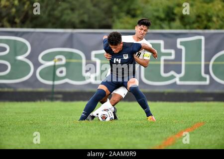 Les joueurs adverses bataille pour la possession du ballon. USA. Banque D'Images