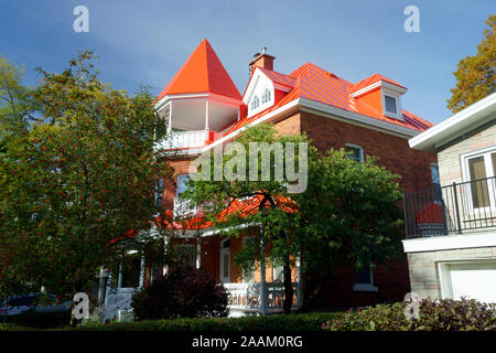 Maison de trois étages avec toit en métal orange, Montréal, province de Québec, Canada. Banque D'Images