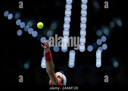 Karen Khachanov de Russie sert contre Novak Djokovic la Serbie au cours de jour 5 de la Coupe Davis 2019 à la Caja Magica de Madrid. Banque D'Images