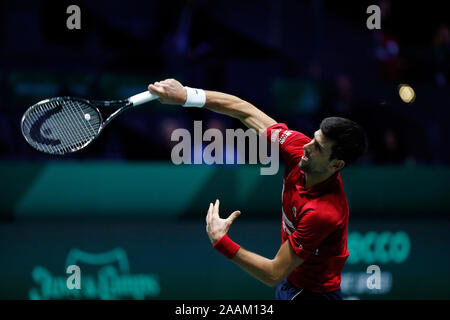 Novak Djokovic la Serbie d'Khachanov sert contre la Russie au cours de Karen Jour 5 de la Coupe Davis 2019 à la Caja Magica de Madrid. Banque D'Images