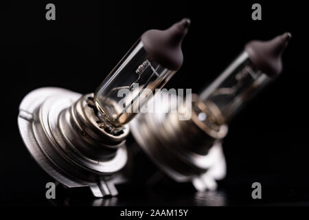 Ampoules voiture soufflé sur une table. Pièces de rechange pour voitures de tourisme. Fond noir. Banque D'Images