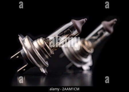 Ampoules voiture soufflé sur une table. Pièces de rechange pour voitures de tourisme. Fond noir. Banque D'Images