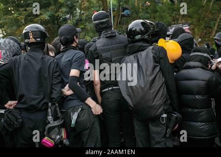 Novembre 15, 2019, Hong Kong, Chine : les assemblées au cours de la manifestation..Après une semaine de grève et affrontements avec la police, les manifestants occupent toujours le campus de l'Université chinoise de Hong Kong en une journée de calme relatif. À la fin de la journée, manifestants ont bloqué la route à nouveau Tolo dans flash mob actions puis évacué le campus aidé par les pilotes privés après le réglage de l'entrée du pont numéro 2 sur le feu. Il n'y a eu aucune arrestation. (Crédit Image : © Ivan Abreu/SOPA des images à l'aide de Zuma sur le fil) Banque D'Images