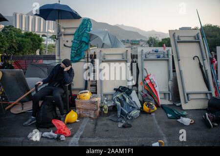 Novembre 15, 2019, Hong Kong, Chine : un manifestant une sieste sur une chaise pendant la démonstration..Après une semaine de grève et affrontements avec la police, les manifestants occupent toujours le campus de l'Université chinoise de Hong Kong en une journée de calme relatif. À la fin de la journée, manifestants ont bloqué la route à nouveau Tolo dans flash mob actions puis évacué le campus aidé par les pilotes privés après le réglage de l'entrée du pont numéro 2 sur le feu. Il n'y a eu aucune arrestation. (Crédit Image : © Ivan Abreu/SOPA des images à l'aide de Zuma sur le fil) Banque D'Images