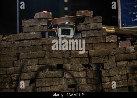 Novembre 15, 2019, Hong Kong, Chine : une caméra de surveillance au-dessus d'un mur de briques faites par les manifestants lors de la manifestation..Après une semaine de grève et affrontements avec la police, les manifestants occupent toujours le campus de l'Université chinoise de Hong Kong en une journée de calme relatif. À la fin de la journée, manifestants ont bloqué la route à nouveau Tolo dans flash mob actions puis évacué le campus aidé par les pilotes privés après le réglage de l'entrée du pont numéro 2 sur le feu. Il n'y a eu aucune arrestation. (Crédit Image : © Ivan Abreu/SOPA des images à l'aide de Zuma sur le fil) Banque D'Images