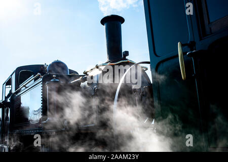 Train à vapeur des nuages de fumée émettant de la vapeur et Banque D'Images