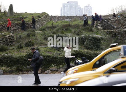 New York, États-Unis. 22 Nov, 2019. Les gens marchent à travers et autour du monument commémoratif de la faim irlandais dans Battery Park City à New York City le vendredi 22 novembre, 2019. La 96' x 170' Memorial a été conçu par l'artiste Brian Tolle et contient des pierres précieuses d'chacune de 32 comtés et de l'Irlande est élevée sur un socle de calcaire. Le long de la base sont des bandes de textes qui combine l'histoire de la Grande Famine avec rapports contemporains sur la faim dans le monde et est présenté comme l'ombre sur les panneaux de verre dépoli lumineux. Photo de John Angelillo/UPI UPI : Crédit/Alamy Live News Banque D'Images