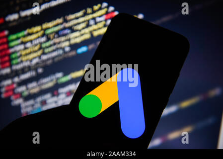 Sur cette photo, l'illustration a vu le logo Google annonces affichées sur un smartphone. Banque D'Images