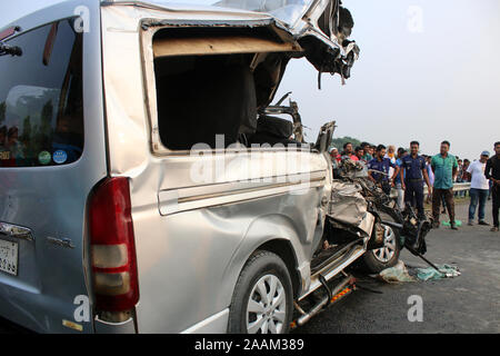 Épave d'un microbus vu après un bus a frappé de plein fouet à l'Dhaka-Mawa à Munshiganj autoroute.Au moins dix personnes, dont deux femmes et deux enfants, ont été tués et quatre autres blessés dans un bus entre en collision avec un minibus. L'accident a eu lieu sur l'autoroute de l'Dhaka-Mawa lorsqu'un minibus transportant une partie du marié se dirigeait vers Dhaka de Munshiganj autour de 2:00pm. L'officier de police a également déclaré que l'accident est survenu pendant que l'excès de vitesse de bus Swadhin Paribahan a été rattrape un autre bus sur la route. Banque D'Images