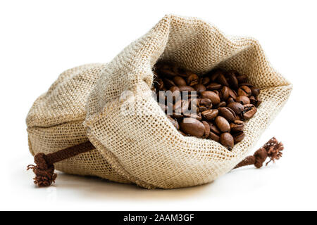 Les grains de café en sac de jute isolated on white Banque D'Images