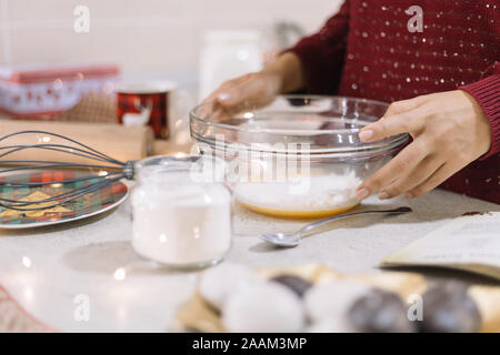 Close-up of womans hand holding bowl avec mélange Banque D'Images