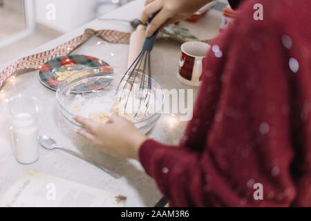 Femme préparant les cookies pâte sur une table de cuisine Banque D'Images