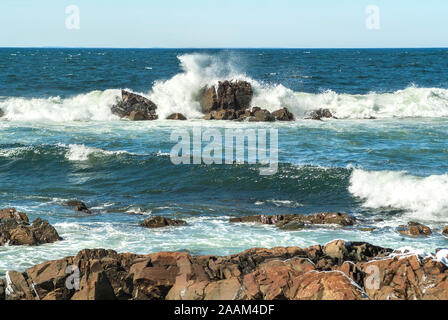 Vagues se brisant sur des rochers sur la côte est du Canada Banque D'Images