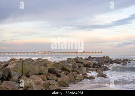 Jetée de roche et l'océan Beach Pier en arrière-plan. San Diego, Californie, USA. À partir de la plage sur l'océan. Banque D'Images