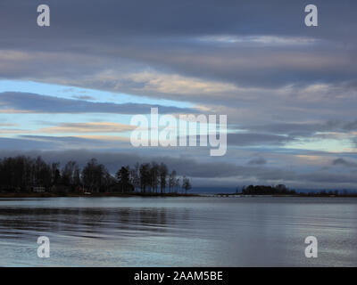 Scène de l'après-midi d'automne au lac Vanern en Suède. Banque D'Images