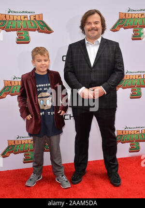 LOS ANGELES, CA - le 16 janvier 2016 : l'acteur Jack Black & fils Samuel Jason noir à la première mondiale de Kung Fu Panda 3 au théâtre chinois de Grauman, Hollywood. © 2016 Paul Smith / Featureflash Banque D'Images
