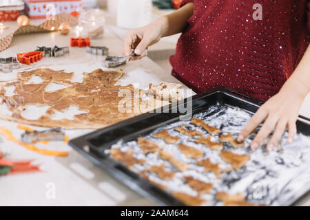 Jeune fille preparating biscuits de pain d'épice pour Noël Banque D'Images