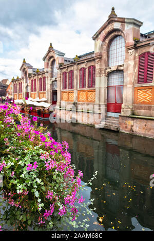 Marché couvert de Colmar (Le marché couvert), Alsace, France, sur la rivière Banque D'Images