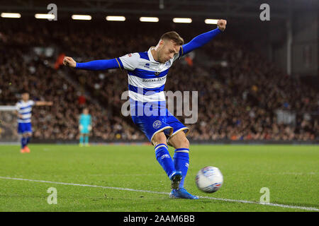 Londres, Royaume-Uni. 22 Nov, 2019. Todd Kane de Queens Park Rangers en action. Match de championnat Skybet EFL, Fulham v Queens Park Rangers à Craven Cottage, à Londres, le vendredi 22 novembre 2019. Cette image ne peut être utilisé qu'à des fins rédactionnelles. Usage éditorial uniquement, licence requise pour un usage commercial. Aucune utilisation de pari, de jeux ou d'un seul club/ligue/dvd publications. pic par Steffan Bowen/Andrew Orchard la photographie de sport/Alamy live news Crédit : Andrew Orchard la photographie de sport/Alamy Live News Banque D'Images
