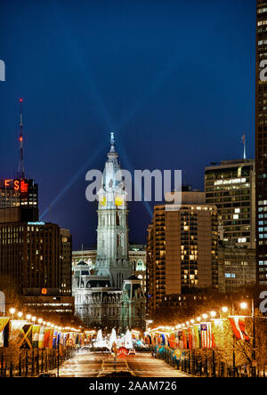 Ben Franklin Parkway et l'Hôtel de Ville, Philadelphie, Pennsylvanie, USA Banque D'Images