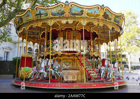 AVIGNON, FRANCE -12 nov 2019- Vue d'un vieux manège de chevaux de bois du carrousel à Avignon, Vaucluse, Provence, France. Banque D'Images