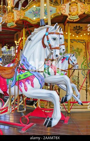 AVIGNON, FRANCE -12 nov 2019- Vue d'un vieux manège de chevaux de bois du carrousel à Avignon, Vaucluse, Provence, France. Banque D'Images