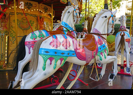 AVIGNON, FRANCE -12 nov 2019- Vue d'un vieux manège de chevaux de bois du carrousel à Avignon, Vaucluse, Provence, France. Banque D'Images