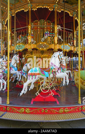 AVIGNON, FRANCE -12 nov 2019- Vue d'un vieux manège de chevaux de bois du carrousel à Avignon, Vaucluse, Provence, France. Banque D'Images