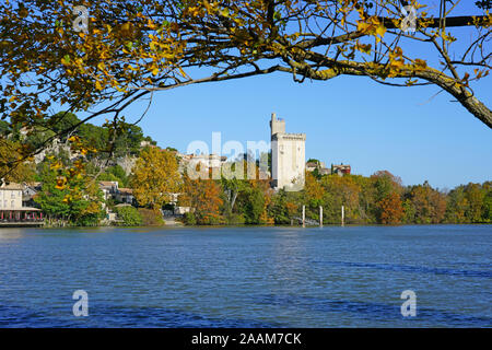 VILLENEUVE-les-Avignon, France -12 nov 2019- Vue de la Tour Philippe-le-Bel, une tour médiévale à travers le Rhône de la ville historique d'Avignon, Va Banque D'Images