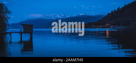 Balestrand en Norvège à l'heure bleue Banque D'Images