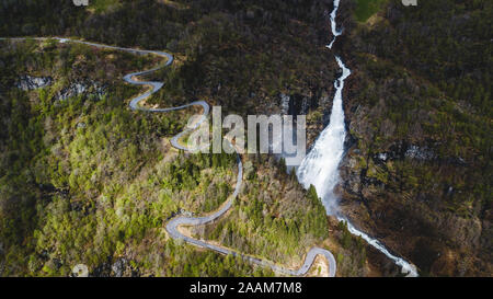 Stalheimskleiva dans les montagnes de Norvège. Une route sinueuse dans la montagne. Banque D'Images