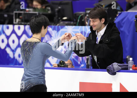 Le Japon Koshiro Shimada, gauche, discute avec son entraîneur Stéphane Lambiel durant la ISU Grand Prix of Figure Skating de l'NHK Trophy 2019, le programme court à un Sekisuiheim Makomanai Ice Arena, à Sapporo, Hokkaido, Japon, le 22 novembre 2019. Credit : Kiyoshi Sakamoto/AFLO/Alamy Live News Banque D'Images