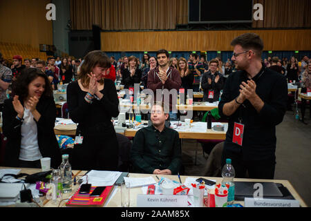 Schwerin, Allemagne. 22 Nov, 2019. Kevin Kühnert (SPD, M), Président fédéral de la Jusos, est applaudi debout par des membres du parti après son discours à l'assemblée des délégués fédéraux du Jusos, l'organisation de jeunesse du SPD. Credit : Gregor Fischer/dpa/Alamy Live News Banque D'Images