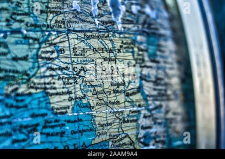 Une vieille carte du Congo belge sur un globe antique Banque D'Images