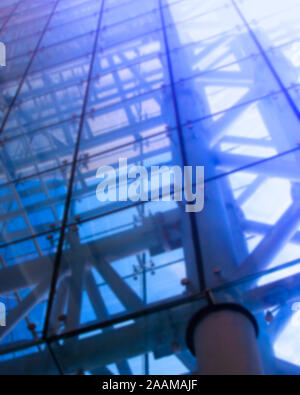 Blured dessous vue panoramique et vue en perspective de verre bleu acier Banque D'Images