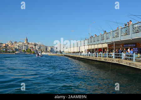 Istanbul, Turquie - 6 septembre 2019. Les pêcheurs pêchent dans la Corne d'or depuis le haut du pont de Galata en fin d'après-midi, soleil de l'été tandis que les sections locales un Banque D'Images