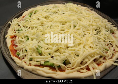 Des pizzas de sauce et de fromage mozzarella sur une carte Banque D'Images